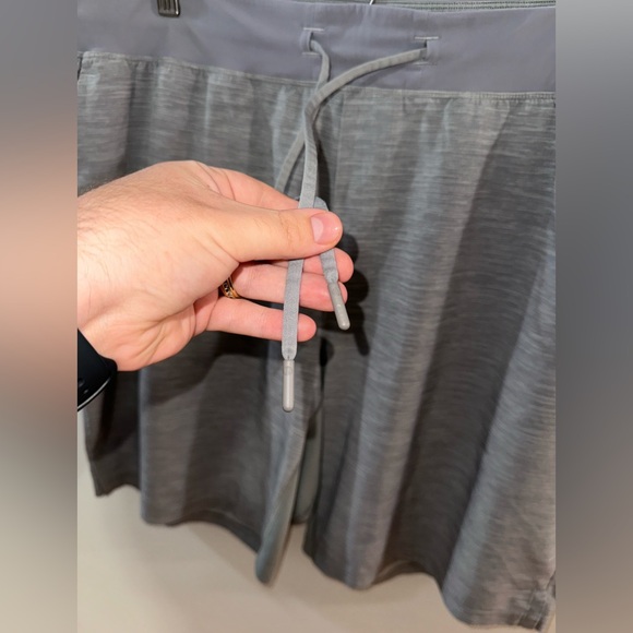 XXL Lululemon T.H.E. Short Linerless 9” Inseam Heather Sea Salt Lightcast Shorts - Picture 7 of 12